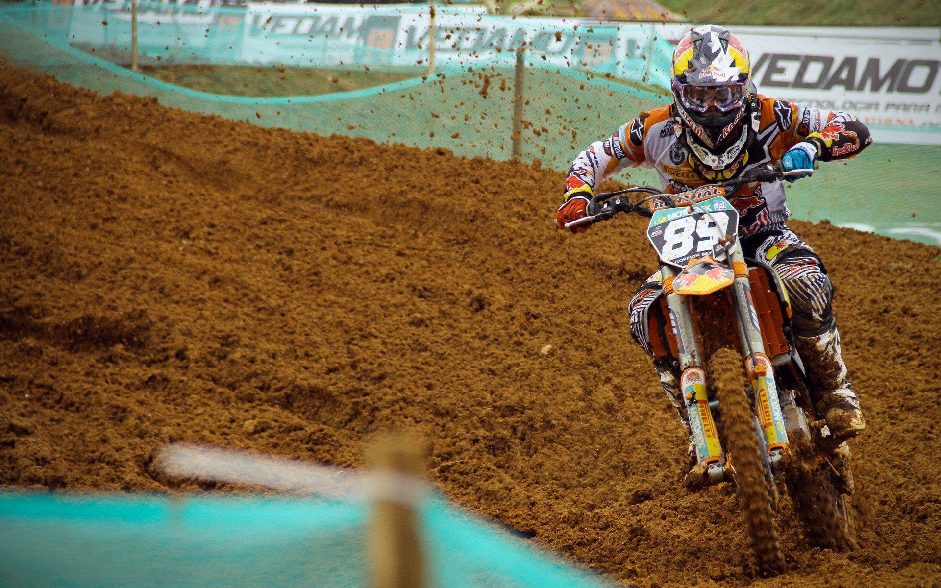 英超联赛激战正酣，曼城逆转利物浦登顶积分榜